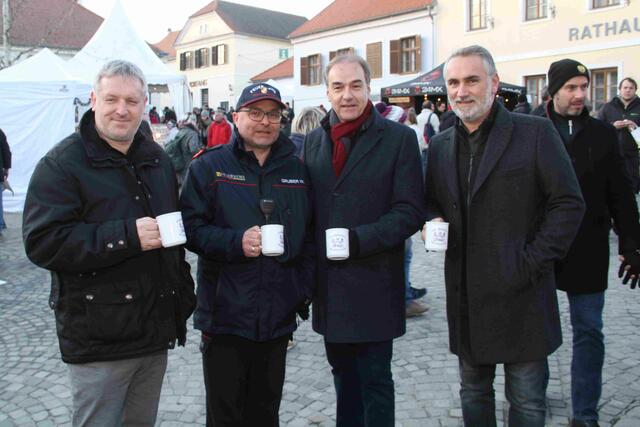 Auch Landesrat Leonhard Schneemann lud bei einem gemütlichen Rundgang zu Glühwein und Punsch. Klaus Glavanics, Feuerwehrkommandant Wolfgang Gruber und Bgm. Markus Szelinger begleiteten den Landesrat. | Foto: Peter Seper
