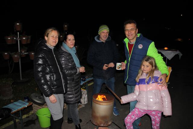 Sabine Zuklin, Jacqueline Eschlböck, Christoph Stattin, Johannes Edtmayer und Victoria. | Foto: Grüne Klosterneuburg/Bernd Stilling