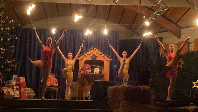 Hier findet ihr alle Bilder von der Eröffnung des Christbaumdorfs in Bad Sauerbrunn 2024. | Die Kurort Bad Sauerbrunn empfängt ihre Besucher und Besucherinnen in der Adventszeit mit einem der schönsten Weihnachtsmärkte des Burgenlands. | Foto: Alejandra Ortiz