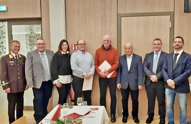 Vertreterinnen und Vertreter der Feuerwehr und vom Roten Kreuz gratulierten Reithofer (4.v.li.) und Anton Pilich (4.v.re.) zur Auszeichnung.  | Foto: ÖRK Mürzzuschlag