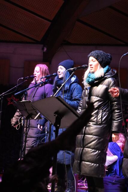 Ein Höhepunkt des Tages war das Konzert der Sopron Gospels, das die Feierlichkeiten mit einem festlichen „Weihnachten mit den Nachbarn“ abrundete. | Foto: Alejandra Ortiz