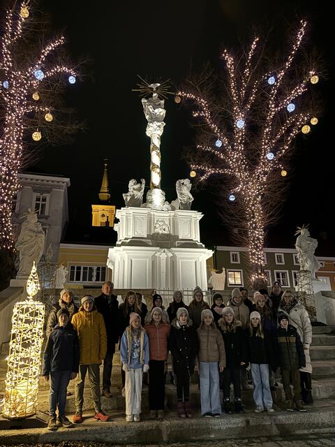 Auch um die neu renovierte Dreifaltigkeitssäule in Waidhofen herrscht weihnachtliche Stimmung. | Foto: Daniel Schmidt
