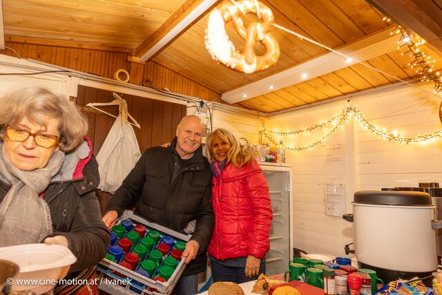 Peter Wolf hilft Uschi Huna beim Verein Dorferneuerung. | Foto: www.cine-motion.at / Ivanek