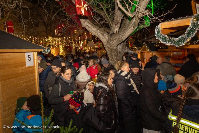 Dichtes Gedränge am Kirchenplatz. | Foto: www.cine-motion.at / Ivanek