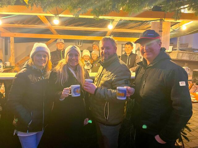 Glühwein im Hof - Adventauftakt beim Heurigen Schwarz in Forchtenstein: Alexandra Schwarz, Julia Schneider-Wagentristl, Vizebürgermeister Oliver Biringer und Johann Schwarz | Foto: Julia Schneider-Wagentristl
