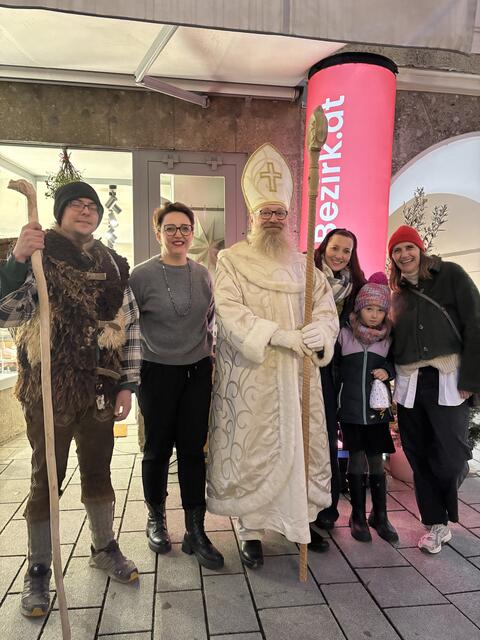 Der Nikolaus sorgte für Freude am Bayrhamerplatz. | Foto: MeinBezirk
