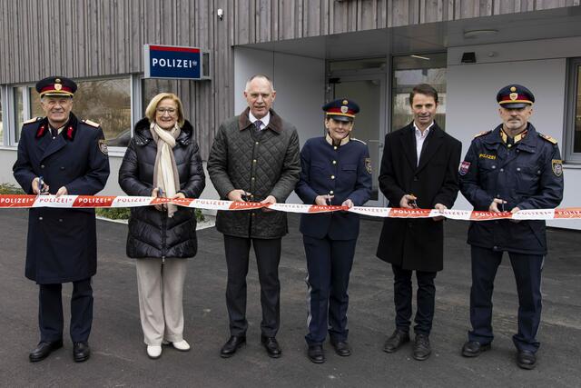     LPD Direktor Franz Popp
    LH Johanna Mikl-Leitner
    Innenminister Gerhard Karner
    Kommandant der PI Mautern/D. - Barbara Sorger
    Bürgermeister von Mautern/D. - Heinrich Brustbauer
    Bezirkspolizeikommandant Krems - Gerhard Pichler | Foto: Greene