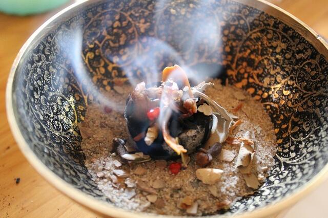 Zu den Raunächten gehört das Räuchern dazu. Das soll die bösen Geister aus dem Haus und vom Hof jagen. | Foto: andrea_lr16/pixabay