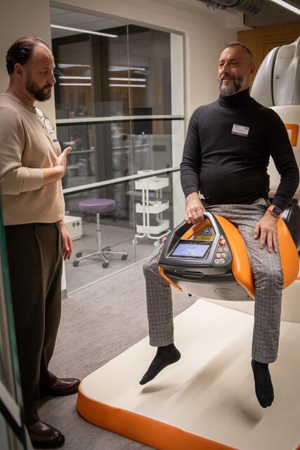 Markus Wallner bei einer Therapieübung auf einem Gerät, das Pferdebewegungen simuliert. | Foto: MVG