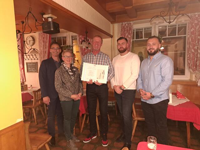 Auf dem Bild sind von links nach rechts zu sehen: Mag. Gernot Binder, Ing. Gabriele Brosenbauer-Grünbichler, Herr Wolfgang Zahorik, Herr Ardit Krasniqi und Herr Bashkim Bobaj.
 | Foto: Foto: Brosenbauer-Grünbichler