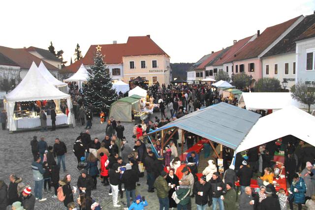 Der neugestaltete Hauptplatz in der Friedensstadt bot ein einzigartiges Ambiente in der Vorweihnachtszeit. | Foto: Peter Seper