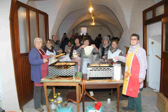 Die Katholische Frauenbewegung sorgte für die köstlichen Langos - wo der Teig vor dem Kunden geknetet wurde.  | Foto: Peter Seper