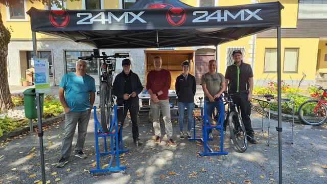 Vizebürgermeister Andreas Fillei und KEM Managerin Jennifer Plöschberger mit Besuchern des Rad-Fit-Tages. | Foto: KEM – KLAR! Region Gegendtal Ossiacher See