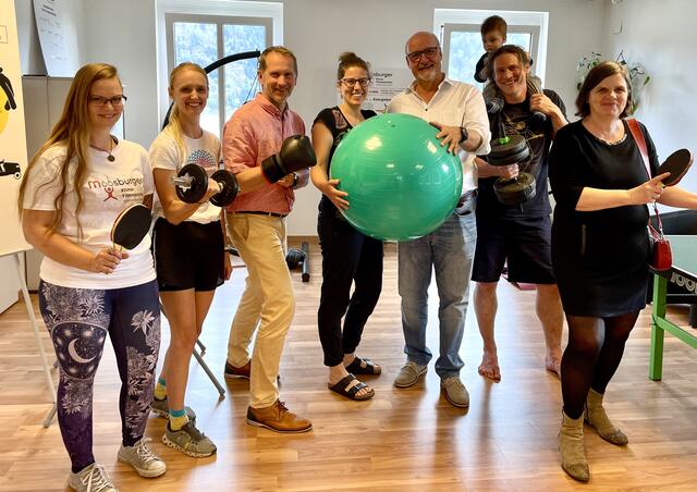 Klimafitnesscenter

v.l.: KLAR! Managerin Carmen Fikar, BSc, KEM Managerin Jennifer Plöschberger, MSc, Vizebgm Andreas Fillei, Besucherin, Bgm Klaus Glanznig, Besucher und Besucherin – Foto:  | Foto: KEM – KLAR! Region Gegendtal Ossiacher See