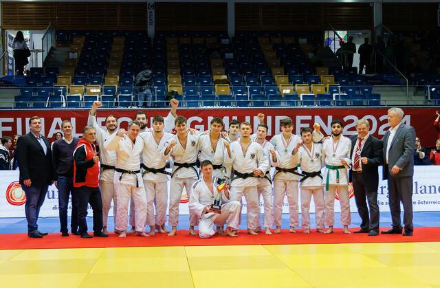Bei der Judo-Bundesliga in Gmunden können sich die Welser Multis den Vizetitel erkämpfen und feiern ihren scheidenden Team-Coach. | Foto: Sellner