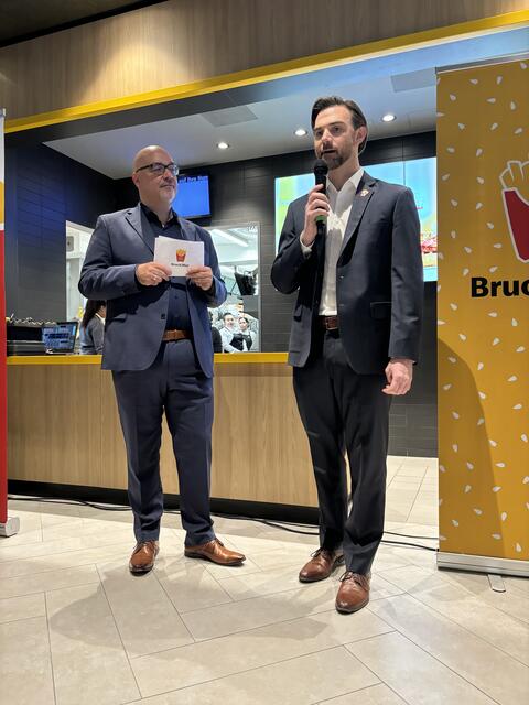 Clemens Ludwar freute sich gemeinsam mit Moderator Wolfgang Sorger, die Gäste bei der Eröffnungsfeier begrüßen zu dürfen. | Foto: Kern
