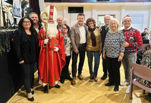 Von links: HWK Präsidentin, Abg.z.NR Elisabeth Scheucher-Pichler, Johannes Dionisio Leiter der Sozialservicestelle, Heiliger Nikolaus aus der Pfarre St. Theresia, Ersatz-GR Erich Wappis, Bürgermeister Christian Scheider, Anna Inze, Willi Florian, Christine Krainz und HWK GF Horst Krainz | Foto: Soziale Hilfsgemeinschaft