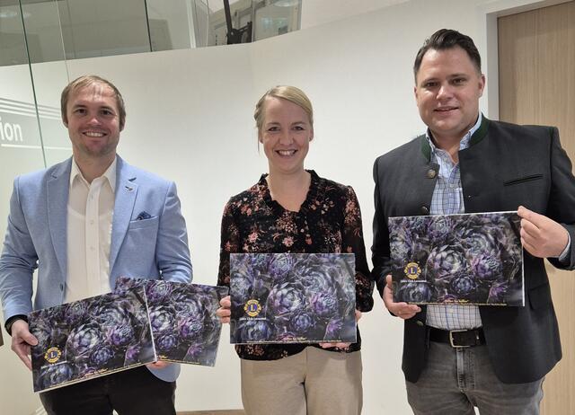 Von links: Lions Präsident Christoph Muchitsch, Martina Graf und Lions Sekretär Gregor Koinig präsentierten den Kalender. | Foto: Privat