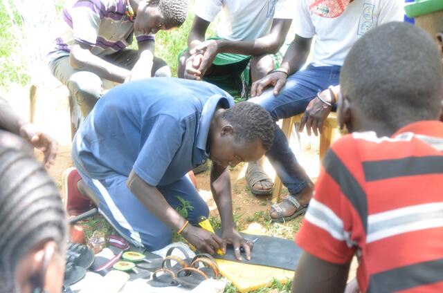 Im Kontext des Projektes erlernen Jugendliche Handwerksberufe wie zum Beispiel Schusterei. | Foto: BSIN/ A. Kayondo