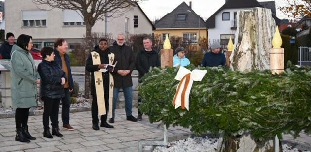 In Wiesen wurde der große Adventkranz am Hauptplatz gesegnet. Danach zündeten Bürgermeister Matthias Weghofer, Vizebürgermeister Christoph Ramhofer und Anita Treitl die erste Kerze an. | Foto: Marktgemeinde Wiesen