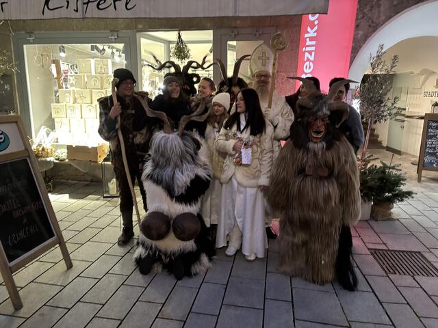 Der Nikolaus sorgte für Freude am Bayrhamerplatz. | Foto: MeinBezirk