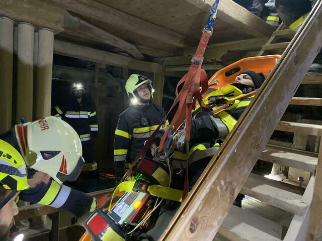 Die Schwerverletzten wurden von den Feuerwehrmitgliedern auf dem schnellsten Weg ins Freie gebracht. | Foto: FM Johanna Kellner