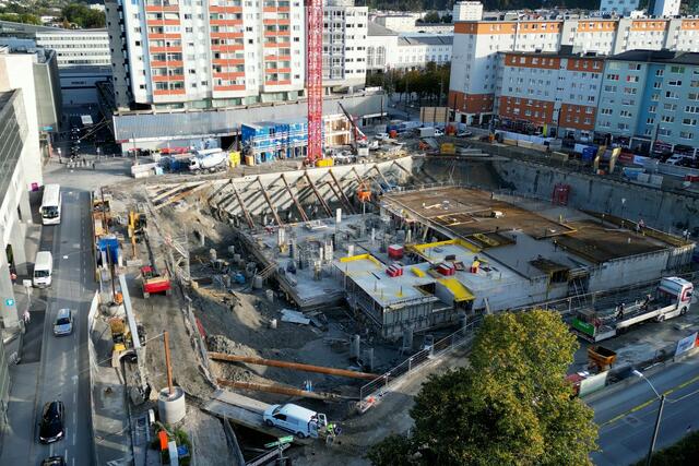 Alle Arbeiten liegen genau im Zeitplan. Die Untergeschosse werden von innen nach außen errichtet und stützten später auch das umgebende Erdreich ab. | Foto: Land Salzburg/Sandra Lanzl