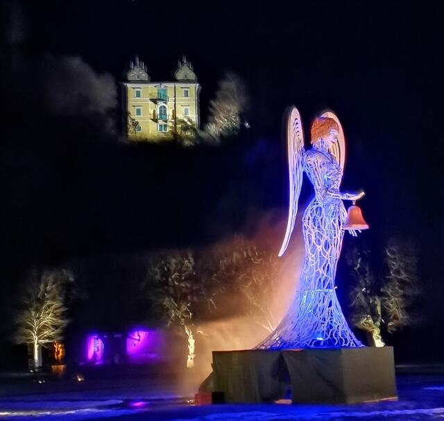 Der neun Meter hohe Weihnachtsengel im Schlosspark Hellbrunn fehlt heuer beim Adventzauber. Er wurde anscheinend von den Betreibern nicht mehr beantragt. | Foto: Karin Eckkramer