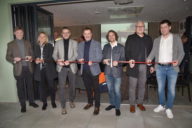 Bei der Eröffnung des neuen Multifunktionsgebäudes für Sportler in Mariapfarr, 30. November 2024, v. li: Bürgermeister von Mariapfarr Andreas Kaiser, Bürgermeisterin von Göriach Waltraud Grall, Markus Schaflechner (Geschäftsführer Regionalverband Lungau), Landesrat Martin Zauner, USC-Präsident Georg Macheiner, Pater Paul und Bauleiter Thomas Weitgasser. | Foto: Land Salzburg/Franz Neumayr 