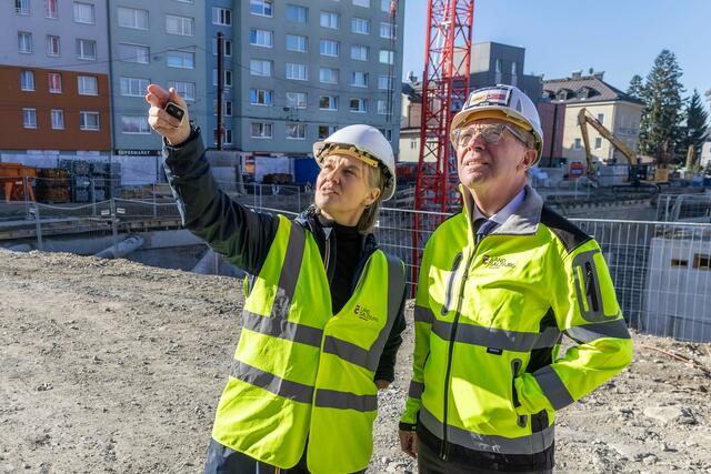 LH Wilfried Haslauer überzeugte sich auf der Baustelle für das neue Landesdienstleistungszentrum (LDZ) vom rasanten Baufortschritt. Im Bild mit Mia Flieher vom Projektteam des Landes. | Foto: Land Salzburg/Neumayr/Hofer