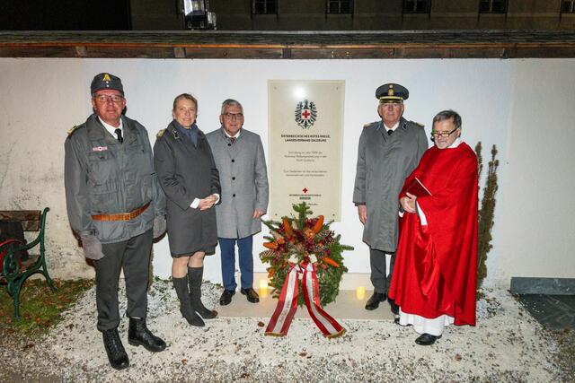 Von links: Herbert Wieser (Chef des Stabes, Rotes Kreuz Salzburg), Sabine Tischler (Landesgeschäftsführerin, Rotes Kreuz Salzburg), Landesrat Josef Schwaiger, Werner Aufmesser (Präsident, Rotes Kreuz Salzburg) und Ernst Pöttler (Rotkreuz-Kurat). | Foto: Rotes Kreuz Salzburg/wildbild Rohrer