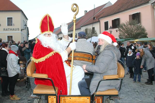 Mit der Kutsche fuhr der Heilige Nikolaus samt Begleitung vor. | Foto: Peter Seper