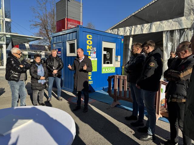 Bürgermeister Christoph Stark eröffnete Samstag, 10 Uhr, den Kunsteislaufplatz. | Foto: Stadtmarketing