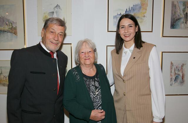 Bürgermeisterin Victoria Weber und Seniorenreferent Walter Egger zeigten sich von den Arbeiten der Künstlerin Herta Teißl (95) begeistert.