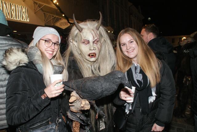 Keine Furcht zeigten die Besucherinnen und Besucher beim Teufellauf in Hollabrunn. | Foto: Marek Kuczynski