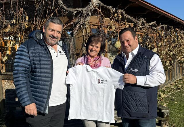 Dank von Barbara Weber an Raimund Pühringer, (l.) und für die neuen Leibchen für ein einheitliches Auftreten des Hospiz-Teams Deutschlandsberg. | Foto: Hospiz-Team