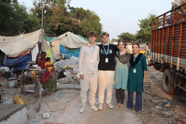 Absolvieren derzeit ein Freiwilligenjahr im indischen Hyderabad, hier sind sie zu Besuch in einem Slum, von links: Steffen Pitnik, Florian Költz, Julia Kouba und Fernanda Gomez-Baumgartner. | Foto: Elisabeth Zangerl 