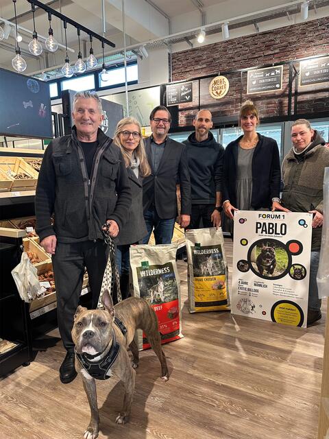 Die Spendenübergabe in der Walser Fressnapf-Filiale. | Foto: Tierheim Hallein
