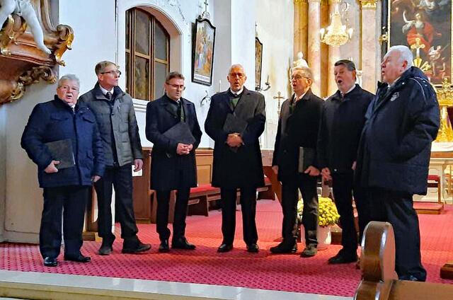 Obmann Karl Graf, Manfred Rass, Manfred Tschetschonig, Engelbert Mikusch, Chorleiter Dr. Alfred Kienleitner, Herbert Koller und Bepo Emhofer in der Kirche in Traiskirchen (v. l.) | Foto: MGV St. Andrä