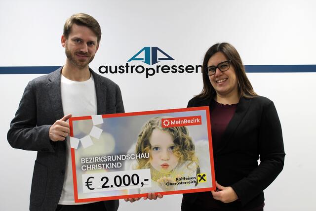 Geschäftsführer Philipp Roither übergibt die Spende für das BezirksRundSchau Christkind an Redaktionsleiterin Maria Rabl. | Foto: MeinBezirk/Linda Schneider
