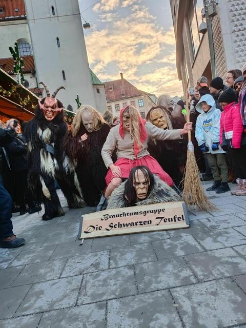 Unter der Leitung von Obmann Florian Faltheiner möchten die „Schwarzen Teufel“ Bräuche generationsübergreifend weitergeben. | Foto: Brauchtumsgruppe "Die Schwarzen Teufel"