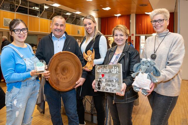 Organisatorin Gerda Vollertisch mit Ausstellern des Kunsthandwerk-Weihnachtsmarktes in Ferlach. | Foto: Dieter Arbeiter