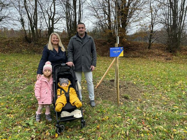 Der kleine Luka bekam einen Baum in der "Allee der Zukunft" | Foto: Marktgemeinde Altlengbach