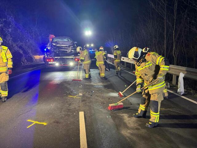 Die Freiwillige Feuerwehr Großarl sicherte die Unfallstelle ab, band ausgelaufene Betriebsflüssigkeit, reinigte die Fahrbahn und unterstützte das Abschleppunternehmen beim Verladen der Fahrzeuge. | Foto: Freiwillige Feuerwehr Großarl