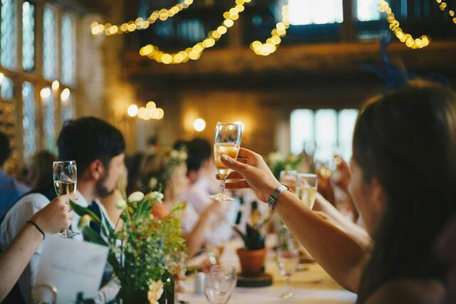 Eine Weihnachtsfeier im eigenen Betrieb ist eine gute Gelegenheit das Jahr mit den Kolleginnen und Kollegen ausklingen zulassen, die Teamdynamik zu stärken oder eine interne Tradition zu etablieren.
| Foto: Al Elmes/Unsplash