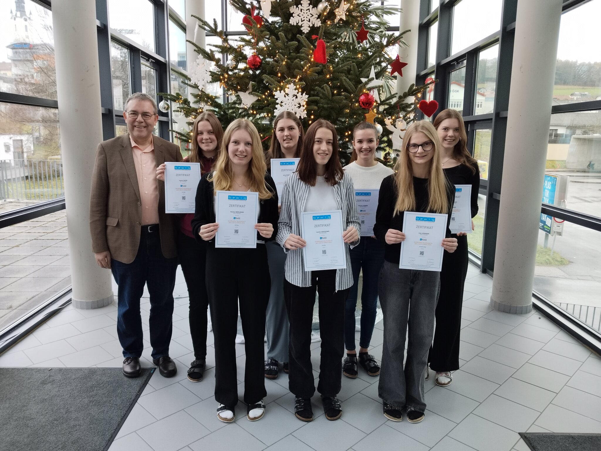 Sch-lerinnen-haben-schriftliche-Buchhalterpr-fung-bestanden