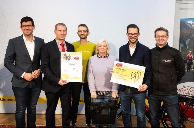 Treffen macht den ersten Platz bei "Kärnten radelt" (v.l.n.r.: LHStv. Martin Gruber, Vizebgm Andreas Fillei, GR Friedrich Wernitznig, Gemeindebürgerin Magdalena Gross,  LR Sebastian Schuschnig, Ludwig Gustav Steinwender). | Foto: LPD Kärnten/Varh