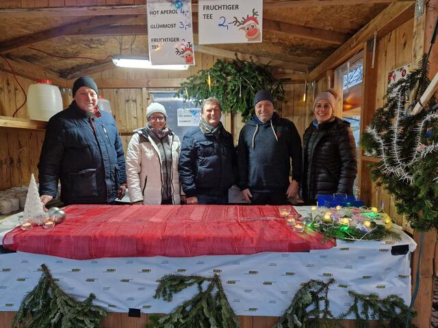 Johann Buchriegler, Katharina Obermair, Helmut Rimpler, Gerald Artner und Bettina Hintersteininger sorgten am Stand der ÖVP Rohr für das leibliche Wohl.
