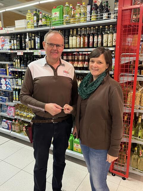 Manfred Scheuringer übergibt den Kopfinger Sparmarkt an Jeannette Koller. Ab 4. Dezember wird nach kurzer Inventur wiedereröffnet. | Foto: Koller