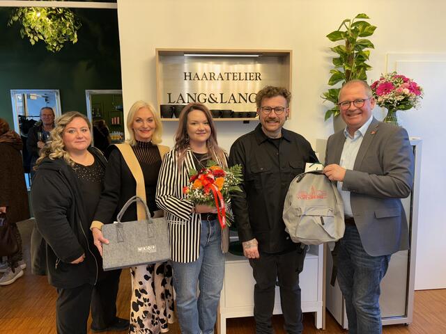 Bei der Eröffnung besuchten zahlreiche Gratulanten den neuen Salon von Vanessa Lang (3.v.r.) und Markus Langer (2.v.r.). | Foto: Bleymaier